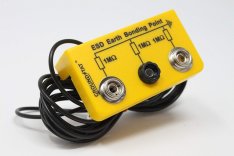 Zemnící krabička 2x druk 10mm, 1x banánová zdířka